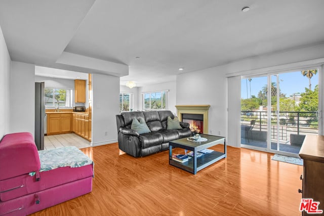 5764 San Vicente Boulevard 201, Los Angeles, CA 90019 — photo 3 of 20