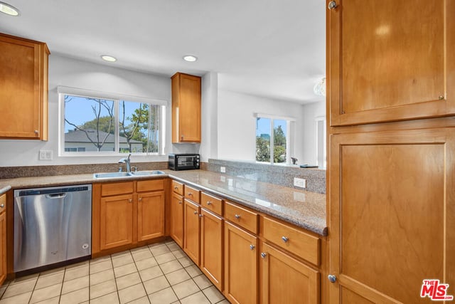 5764 San Vicente Boulevard 201, Los Angeles, CA 90019 — photo 6 of 20