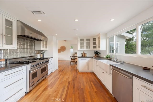 19281 Berclair Ln, Tarzana, CA 91356 — photo 23 of 49