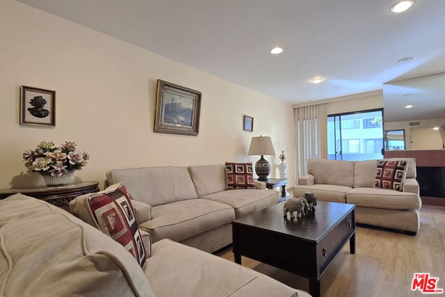 15335 Magnolia Boulevard 214, Sherman Oaks, CA 91403 — photo 2 of 4