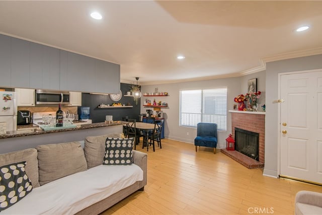 7045 Woodley Avenue 218, Van Nuys, CA 91406 — photo 4 of 17