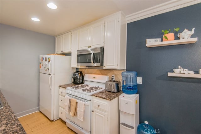 7045 Woodley Avenue 218, Van Nuys, CA 91406 — photo 5 of 17