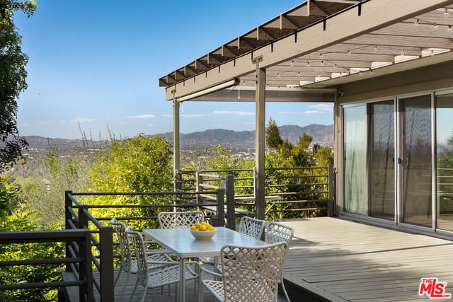 11526 Laurelcrest Drive, Studio City, CA 91604 — photo 10 of 35