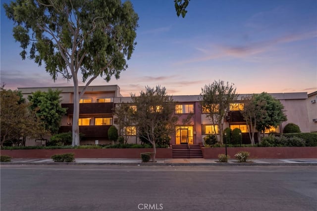 5403 Newcastle Avenue, Encino, CA 91316 — photo 3 of 40