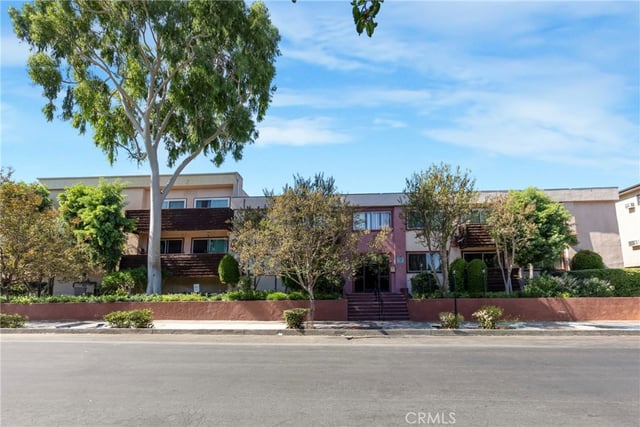5403 Newcastle Avenue, Encino, CA 91316 — photo 4 of 40