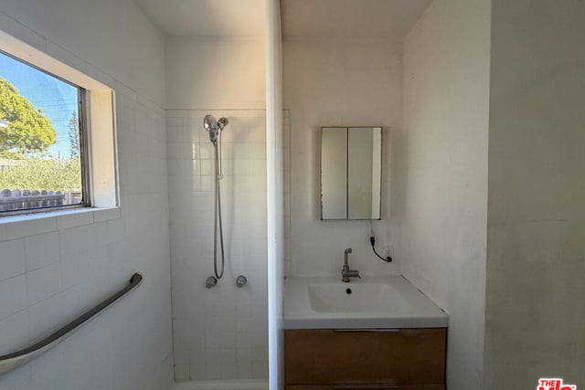 819 Pier Avenue, Santa Monica, CA 90405 — photo 10 of 15