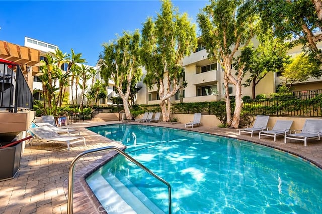 5325 Newcastle Avenue 101, Encino, CA 91316 — photo 12 of 24