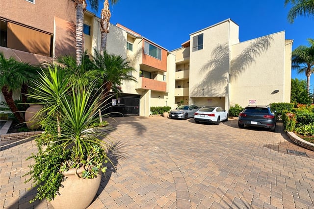 5325 Newcastle Avenue 101, Encino, CA 91316 — photo 17 of 24