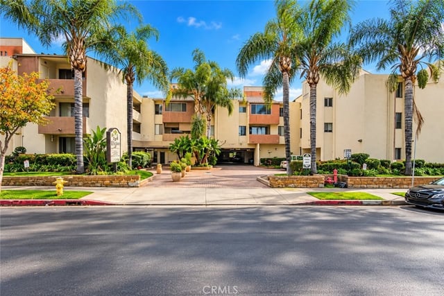 5325 Newcastle Avenue 101, Encino, CA 91316 — photo 18 of 24