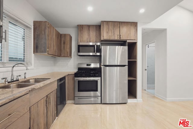 806 Navy Street, Santa Monica, CA 90405 — photo 8 of 23