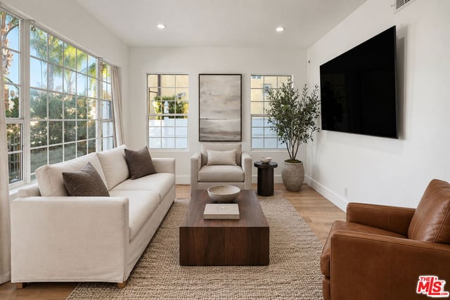 5143 Newcastle Avenue, Encino, CA 91316 — photo 10 of 33