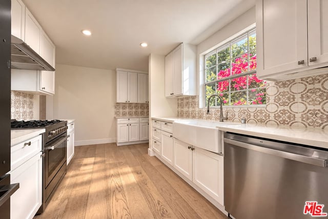 5143 Newcastle Avenue, Encino, CA 91316 — photo 3 of 33