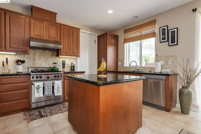 657 Ray St, Brentwood, CA 94513 — photo 5 of 18